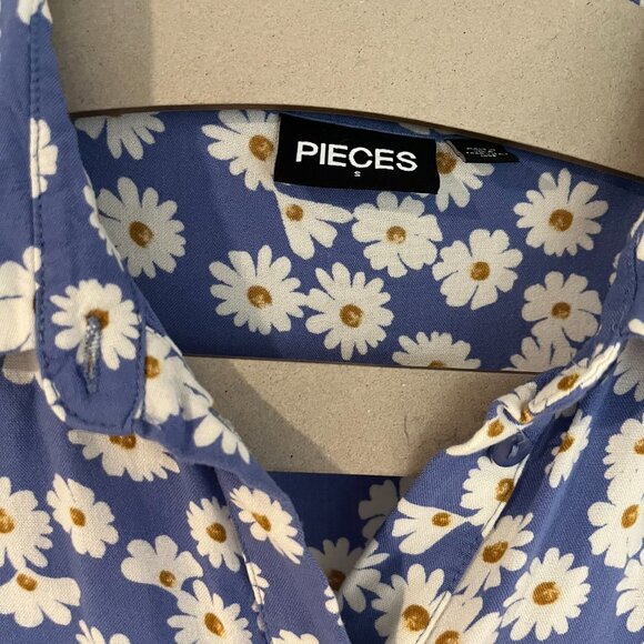 Pieces Tall exclusive mini shirt dress in blue daisy - Picture 5 of 8